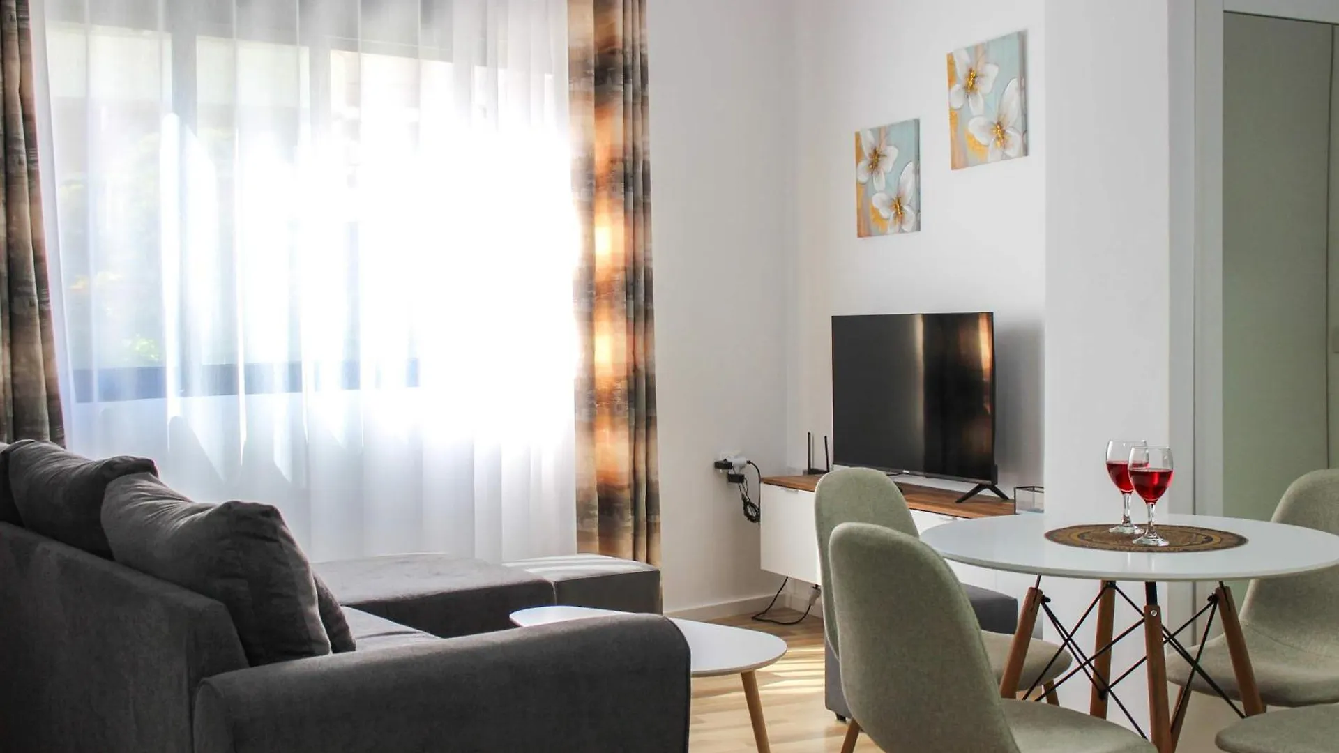 Family Studio 1381 Durres 0*,