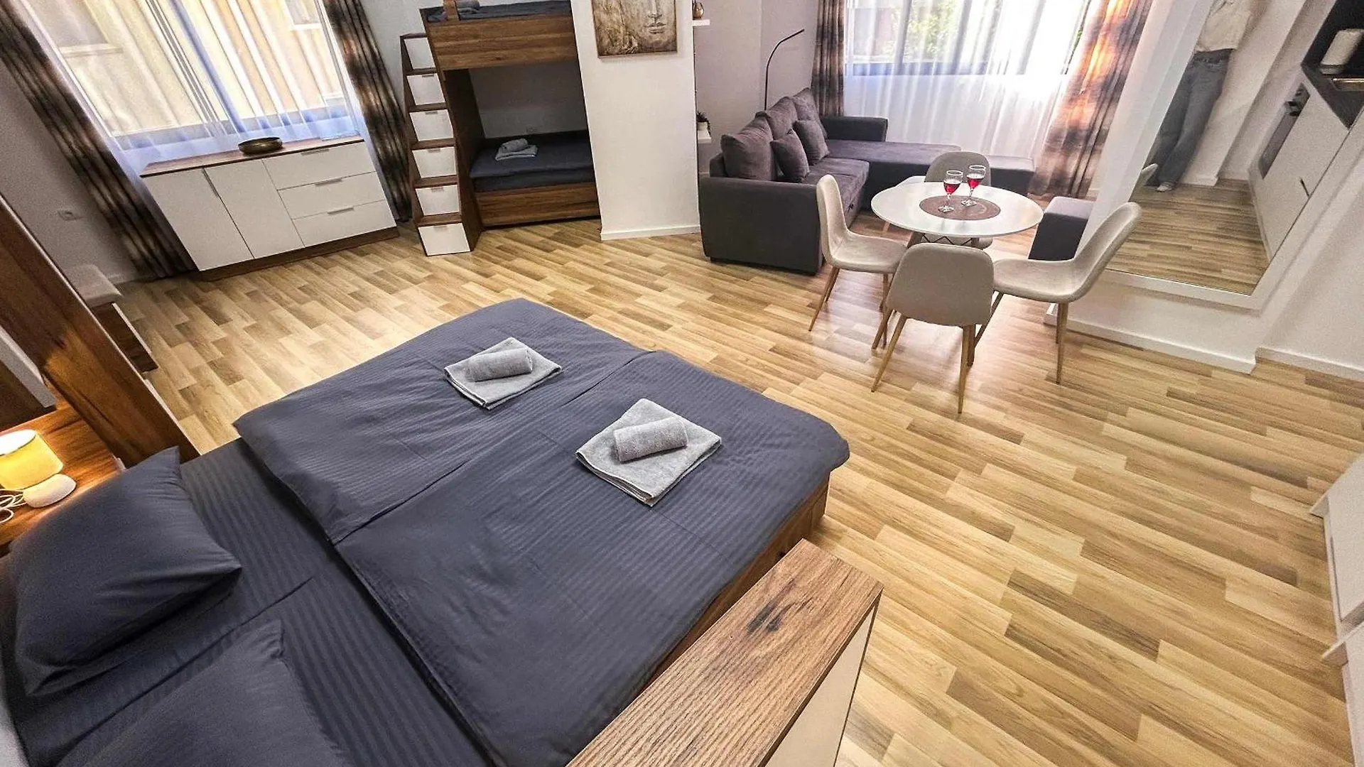 Family Studio 1381 Durres 0*,